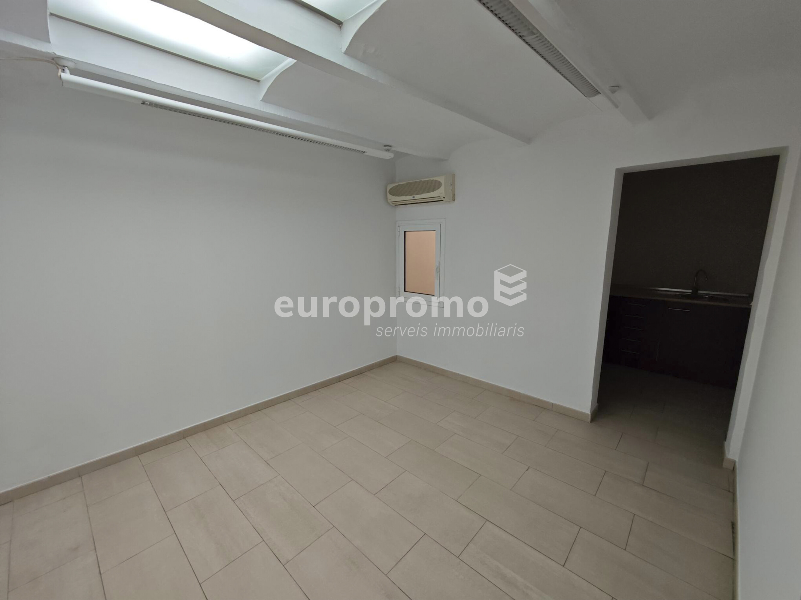 Local de 400m2 situat al centre de Girona!